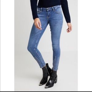 Guess Jeans 💙 Embellished 💎 Marilyn Jeans Sz 28